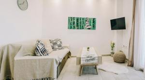 uma sala de estar com um sofá e uma mesa em Exit Apartments em Kavala
