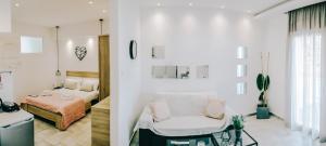 duas imagens de um quarto com uma cama e uma cadeira em Exit Apartments em Kavala