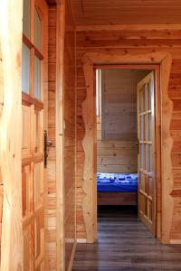 Zimmer mit einem Bett in einem Blockhaus in der Unterkunft Noclegi Urbaniak in Tylmanowa