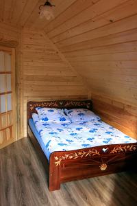 Giường trong phòng chung tại Noclegi Urbaniak