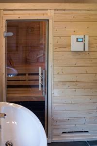 Ванная комната в Eifel & See - Ferienhäuser am Waldsee Rieden/Eifel