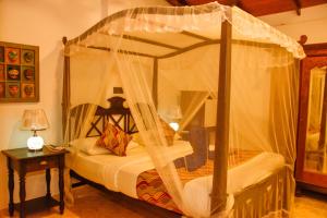 Una cama o camas en una habitación de Oriental Rest