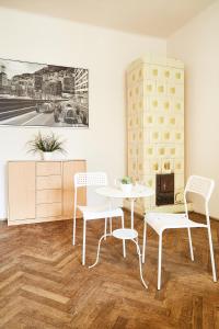 クラクフにあるRetro Apartmentments Łobzowska streetのダイニングルーム(テーブル、椅子2脚付)