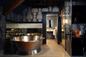 ein Badezimmer mit zwei Waschbecken und einer Badewanne in der Unterkunft The Impeccable Pig in Sedgefield