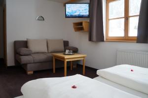 Posteľ alebo postele v izbe v ubytovaní Pension Strolz + 33 fotografií