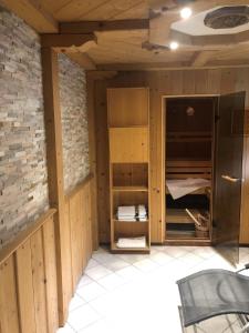 Palanda nebo palandy na pokoji v ubytování Hotel Garni Bergwelt