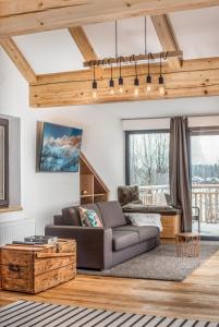 salon z kanapą i stołem w obiekcie Naturchalet Höflehner - Heimgefühl & Ruhelage an Loipe & Wanderweg w mieście Ramsau am Dachstein