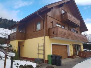 a house with two balconies and a garage at Ferienwohnung Arina in Tauplitz