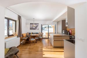 kuchnia i jadalnia ze stołem i krzesłami w obiekcie Naturchalet Höflehner - Heimgefühl & Ruhelage an Loipe & Wanderweg w mieście Ramsau am Dachstein
