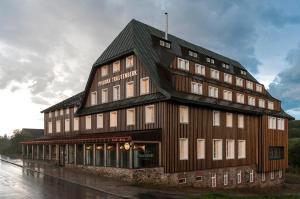 Budova, kde se chata nachází