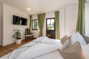 Łóżko lub łóżka w pokoju w obiekcie Naturchalet Höflehner - Heimgefühl & Ruhelage an Loipe & Wanderweg
