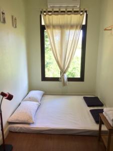 سرير أو أسرّة في غرفة في Baan2rai