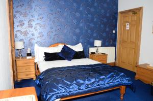 A bed or beds in a room at Pinewood House 