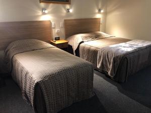 Ein Bett oder Betten in einem Zimmer der Unterkunft Te Anau Manapouri Lake Hotel