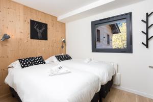 due letti in una stanza con finestra di La Cordee 504 Apartment - Chamonix All Year a Chamonix-Mont-Blanc Altre 33 foto