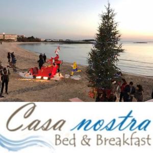 ein Weihnachtsbaum am Strand neben dem Wasser in der Unterkunft Casa nostra b&b in Porto Cesareo