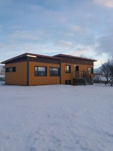 Una casa en la nieve en la nieve en Midhop guesthouse, en Þingeyrar