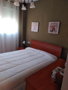 カーラ・デ・フィネストラットにあるApartamento en Cala Finestrat-Benidormのベッドルーム(大きな白いベッド1台、窓付)