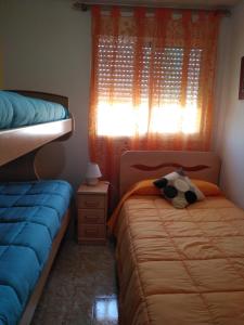 カーラ・デ・フィネストラットにあるApartamento en Cala Finestrat-Benidormのベッドルーム1室(ベッド2台、窓付)