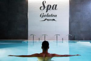 Бассейн в Hotel Spa Galatea или поблизости