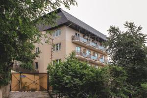 um edifício com um portão em frente em Raduga Guest House em Lazarevskoye