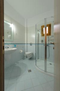 Ένα μπάνιο στο Villa Coralli