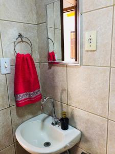 baño con lavabo y toalla roja en Acácia Jurerê, en Florianópolis 41 fotos más