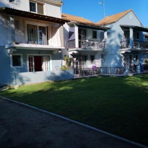 un gran patio frente a una casa en Rigos Apartments, en Vitalades