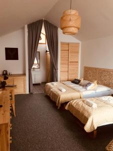 Uma cama ou camas num quarto em Góralski Dwór