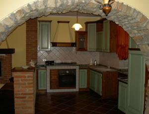 un arco in una cucina con armadi verdi di Bricco di Sant' Eufemia a Bossolasco