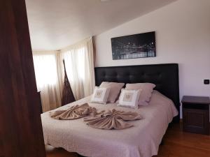 a bedroom with a bed with a blanket on it at VILLA 16 LUJO A 200 M DEL MAR in Corralejo