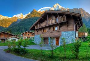 a wooden house in the mountains with mountains at CHALET CHAM'ROCK in Les Houches