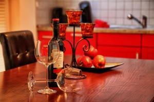 una bottiglia di vino e due bicchieri su un tavolo di Oppenheimstrasse 2 a Eisenach
