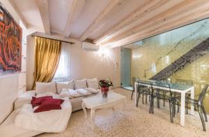un soggiorno con divano e tavolo di San Marco Terrace a Venezia