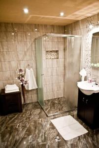 ein Bad mit einer Dusche und einem Waschbecken in der Unterkunft Apartmán u Žanety in Ždiar