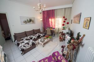 sala de estar con sofá y mesa en 101 Τriantafyllidi, en Volos