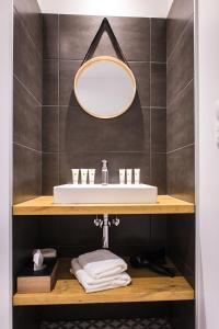 Ein Badezimmer in der Unterkunft Château de Tauzies, The Originals Relais