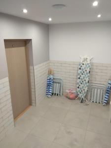 Una habitación con una puerta y una pared con bates de béisbol. en Maximus II, en Ustka 26 fotos más