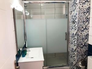 ein Badezimmer mit Dusche, Waschbecken und Spiegel in der Unterkunft Lovely 1-bedroom apartment with a big terrace, Las Americas, Tenerife in Arona