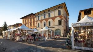 a group of stalls in a street in a city at La Bomboniera Chic di Pietrasanta in Pietrasanta