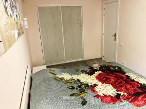 ein Bett mit Blumen auf einem Zimmer in der Unterkunft Lovely 1-bedroom apartment with a big terrace, Las Americas, Tenerife in Arona