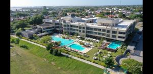una vista aérea de un hotel con piscina en Arena Resort en Federación