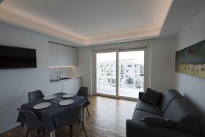 uma sala de estar com uma mesa e um sofá em apARTments Sperlonga em Sperlonga