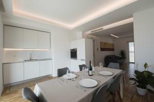 a dining room with a table and a kitchen at apARTments Sperlonga in Sperlonga