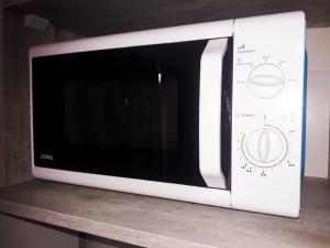 a white microwave oven sitting on top of a counter at Complejo La Palmera in San Rafael