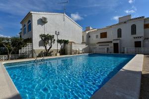 duży basen przed domem w obiekcie Casa Marina La Zenia w mieście Orihuela