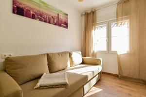 salon z kanapą i oknem w obiekcie Casa Marina La Zenia w mieście Orihuela +19 zdjęć