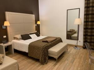 レッジョ・ディ・カラブリアにあるSuite 70のベッドルーム(ベッド1台、大きな鏡付)