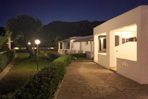 un chemin devant une maison la nuit dans l'établissement Hotel Melikari, à Skiros