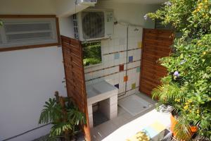 mała łazienka z ławką w pokoju z roślinami w obiekcie Caraibe Créol' Keys w mieście Port-Louis